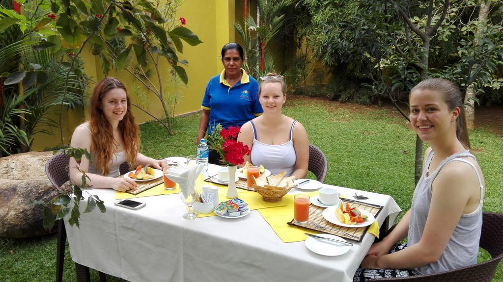 Inlak Garden Hotel Negombo Exterior foto